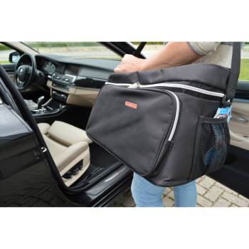 Preview: Kühltasche tragend um die Schulter